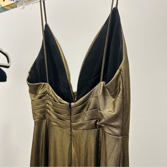 Mac Duggal Metallic Low-Back Plunge Column Gown - Picture 11 of 12